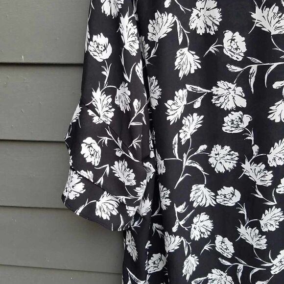 Premise Woman Black White Floral V Neck Blouse Bell Sleeves size 1X - Picture 6 of 11